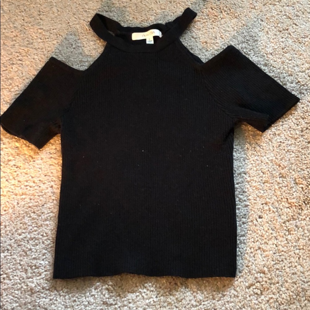 Cut out shoulder crop top